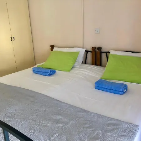 Cozy 1-bedroom Apt Near To The Sea And Center Lägenhet Larnaca
