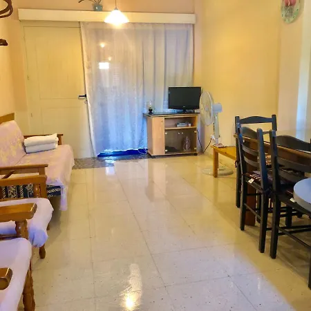 Cozy 1-bedroom Apt Near To The Sea And Center Lägenhet Larnaca